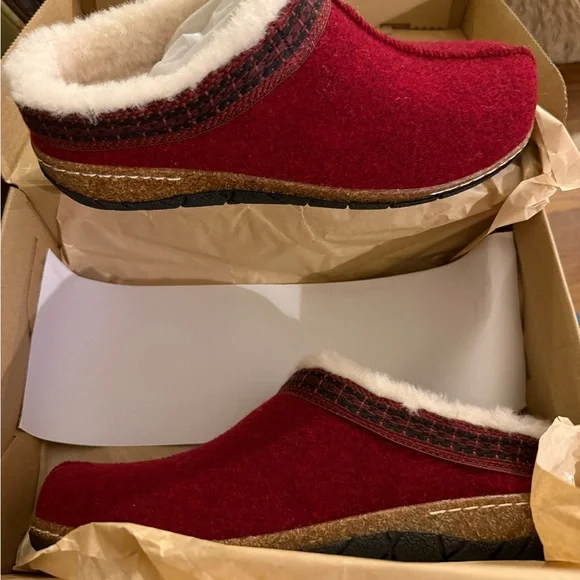 NWT Earth. Elya slip on clogs - Picture 2 of 2